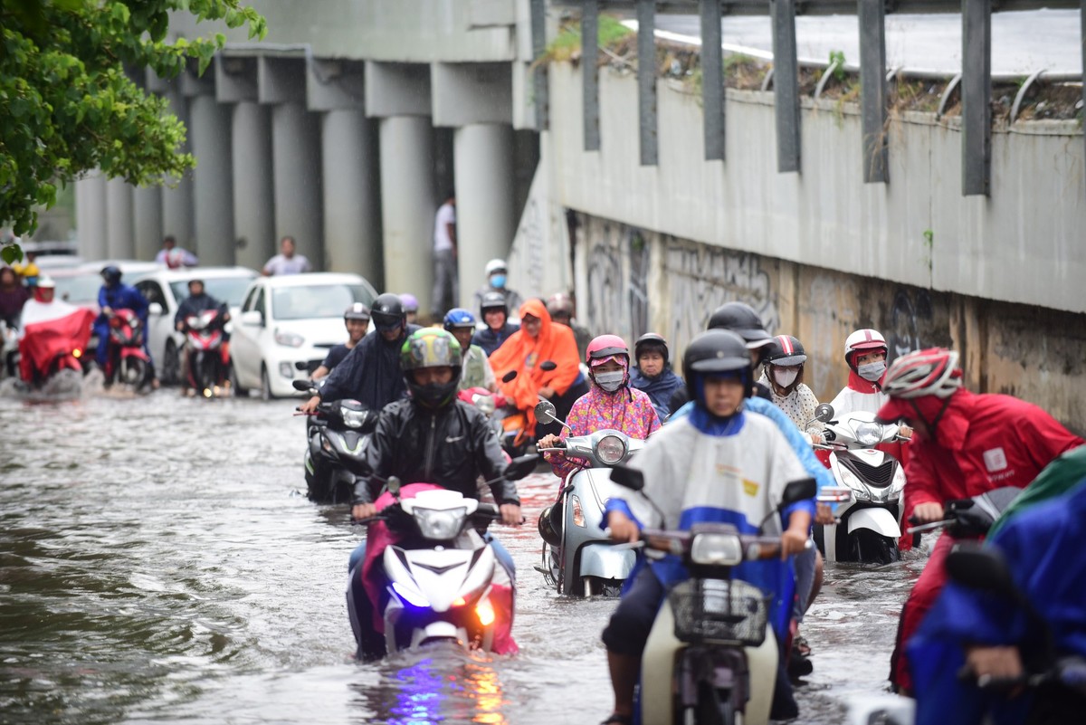 Khoảng 14h, cơn mưa bắt đầu đổ xuống nặng hạt và kéo dài liên tục khoảng một giờ tại một số khu vực của quận Bình Thạnh, Thủ Đức, quận 2, 9... kèm theo sấm chớp.