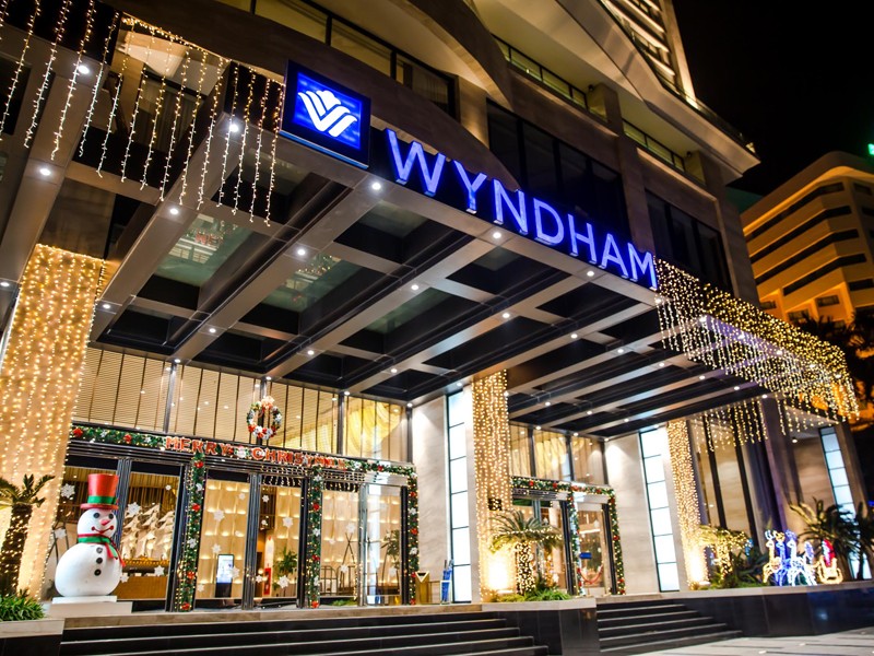 Chiều 8/3,Wyndham và Thái Sơn ở TP Hạ Long (tỉnh Quảng Ninh) là  khách sạn bị phong tỏa do Covid-19. Đây là nơi lưu trú của du khách nước ngoài nhiễm Covid-19. Khách sạn Wyndham tọa lạc tại khu 1 (phường Bãi Cháy, TP Hạ Long). Ảnh: Wyndham.