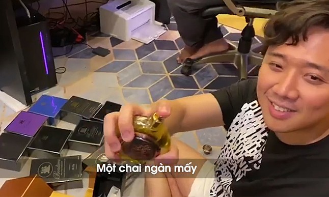 Mới đây, trên trang cá nhân, nữ ca sĩ Thu Minh đã đăng tải đoạn clip dài hơn 4 phút ghi lại phân cảnh hậu trường  Trấn Thành "đập hộp" cả kho tàng nước hoa hơn mấy chục ngàn đô khiến fan trầm trồ. Ảnh chụp màn hình.