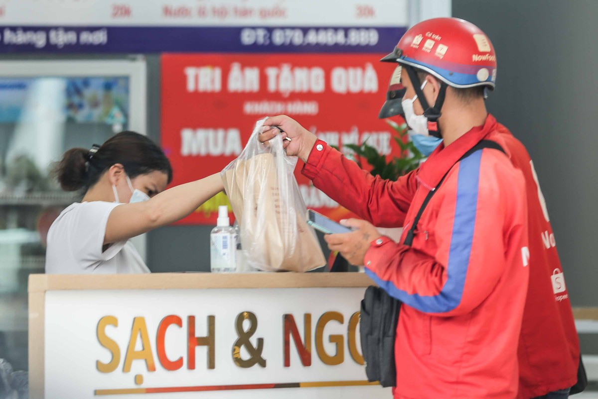 Vì vậy, nhiều cửa hàng và đơn vị vận chuyển trong cái khó đã nghĩ ra những cách vô cùng độc đáo, thích ứng với tình hình chung. Ảnh: Người lao động