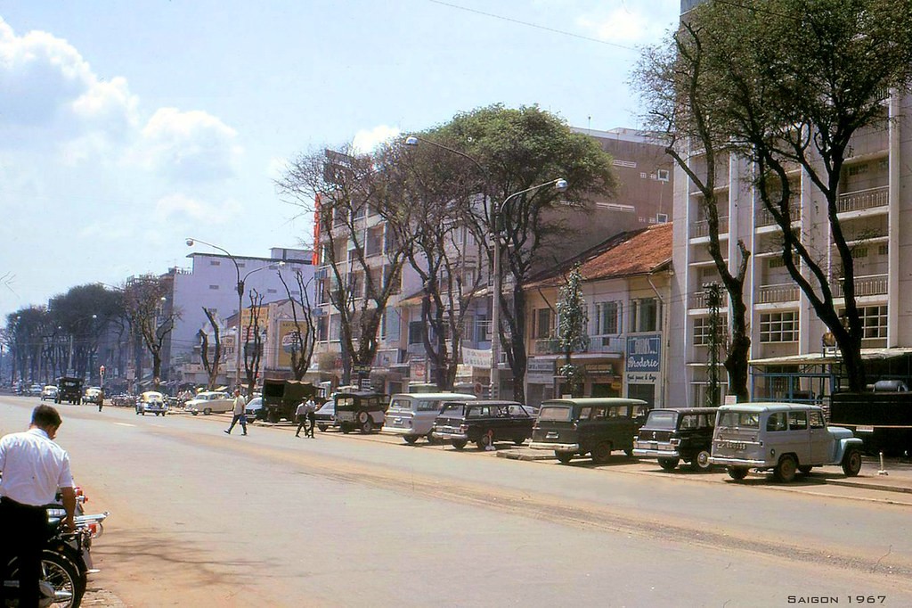 Khung cảnh trên đại lộ Lê Lợi, gần ngã tư tư Lê Lợi - Pasteur,  Sài Gòn năm 1967.