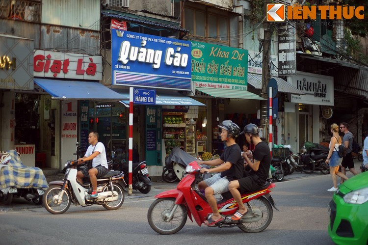 Nằm ở phường Cửa Đông, quạn Hoàn Kiếm, phố Hàng Da là một đường phố có lịch sử lâu đời ở Hà Nội. Con phố này nằm trên đất thôn Yên Nội, tổng Tiền Túc (sau đổi là tổng Thuận Mỹ) huyện Thọ Xương cũ.