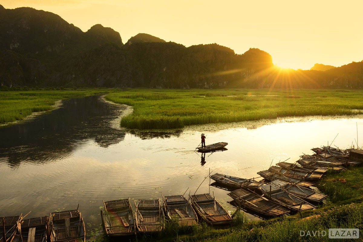 Cảnh bình minh trên sông nước Ninh Bình, một hình ảnh Việt Nam ấn tượng của nhiếp ảnh gia David Lazar. Ảnh: David Lazar/ Davidlazarphoto.com.