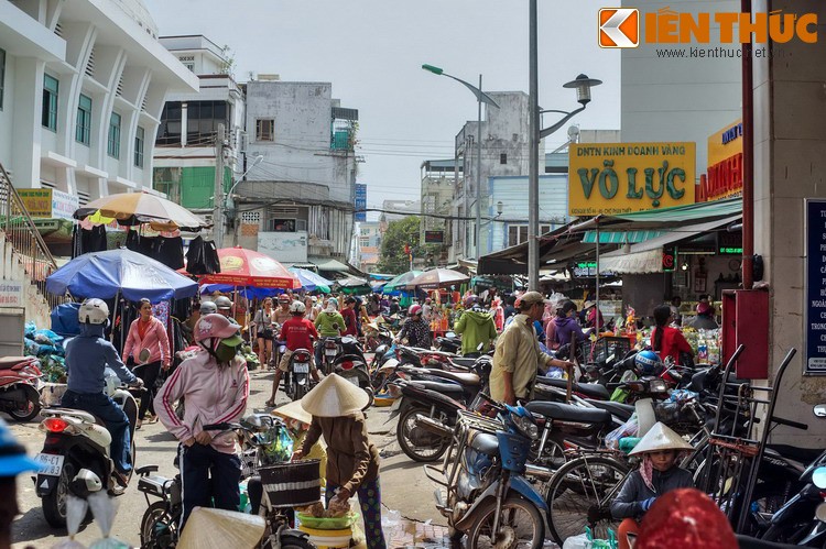 Nằm tại phường Đức Nghĩa, trung tâm thành phố Phan Thiết, tỉnh Bình Thuận,  chợ Phan Thiết là khu chợ có lịch sử lâu đời và là một địa điểm mà du khách không nên bỏ qua khi ghé thăm thành phố biển miền Nam Trung Bộ này.