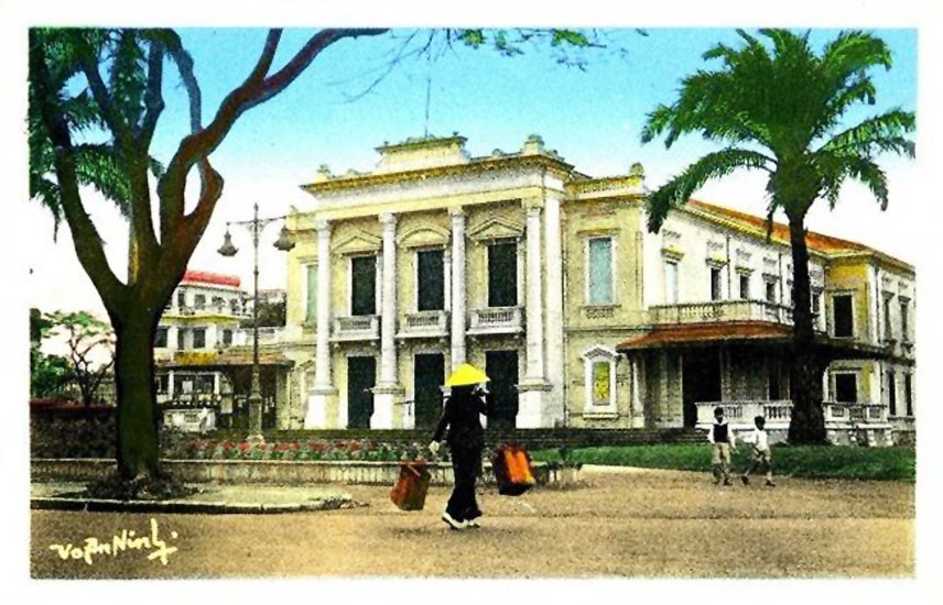 Nhà hát thành phố Hải Phòng, khoảng năm 1950. Hình ảnh nằm trong bộ bưu thiếp tô màu của  nhiếp ảnh gia Võ An Ninh.