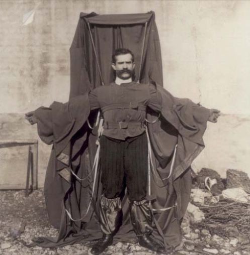 Là một người Áo được sinh ra tại Pháp, Franz Reichelt (1879–1912) được thế giới biết đến với tư cách một  nhà phát minh phải chịu cái chết bi thảm do chính phát minh của mình.