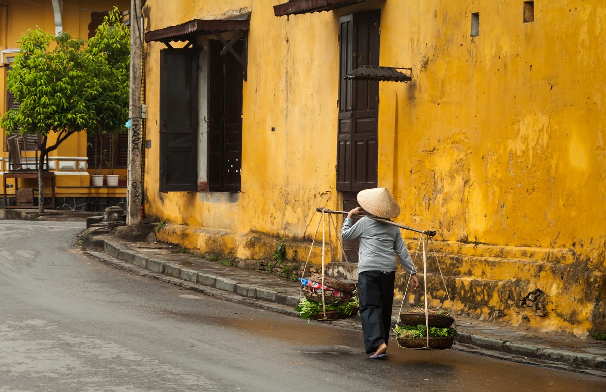 Một một con đường của  phố cổ Hội An vào sáng sớm tinh mơ. Ảnh: Gabe Torney/ 500px.com.