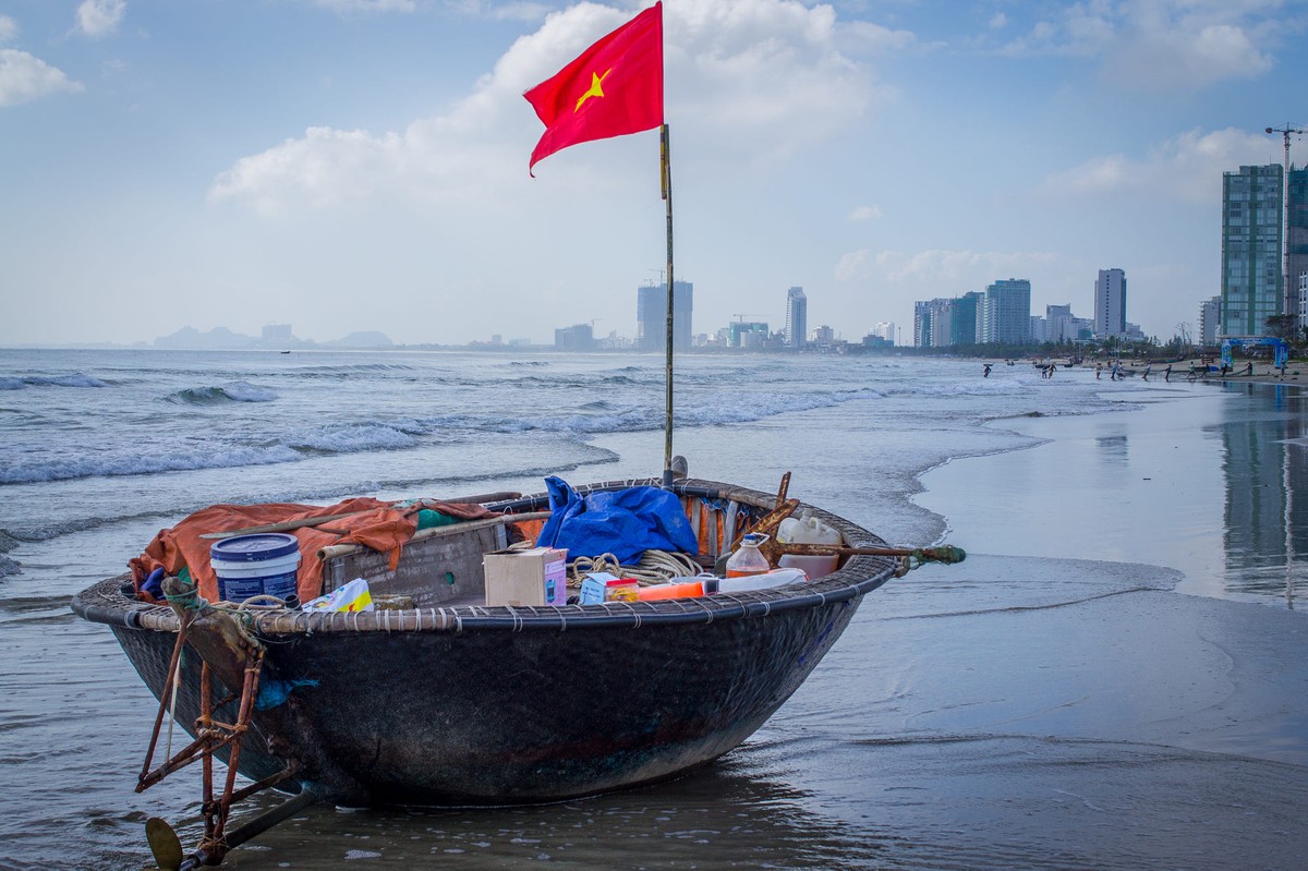 Trên bãi biển  Đà Nẵng buổi sớm mai. Ảnh: Kevin/ 500px.com.