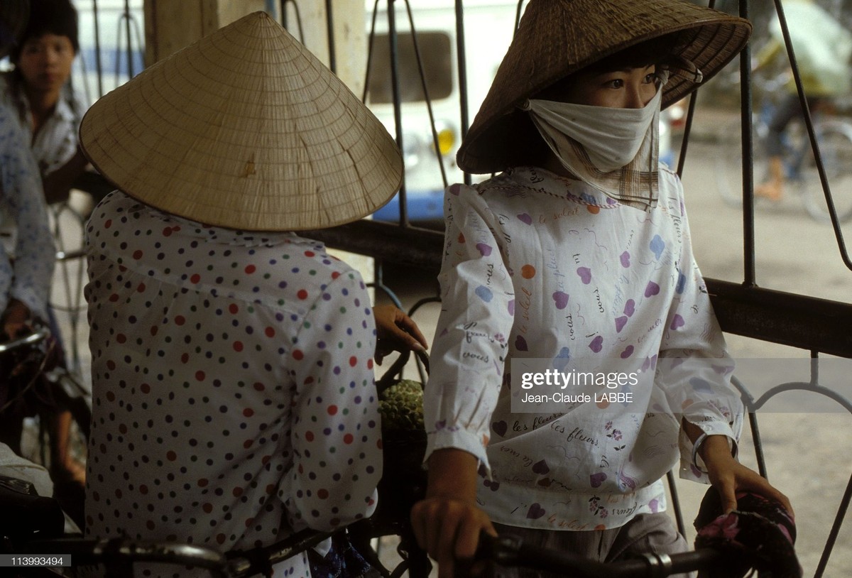 Người  phụ nữ chờ phà tại bến phà Hòn Gai, Quảng Ninh, Việt Nam năm 1994. Ảnh: Jean-Claude Labbe/ Getty Images.