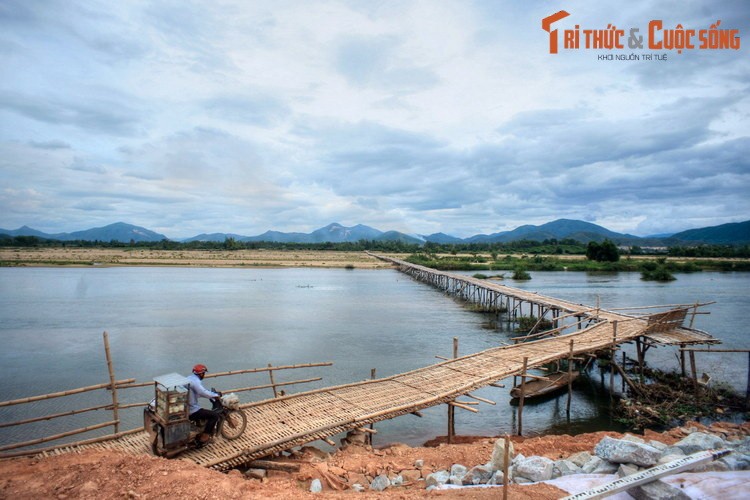 Bắc qua sông Côn, nối hai xã Bình Nghi và Tây Bình ở huyện Tây Sơn, tỉnh Bình Định,  cầu tre An Chánh có chiều dài 600 mét, là một trong những cây cầu tre dài nhất Việt Nam.