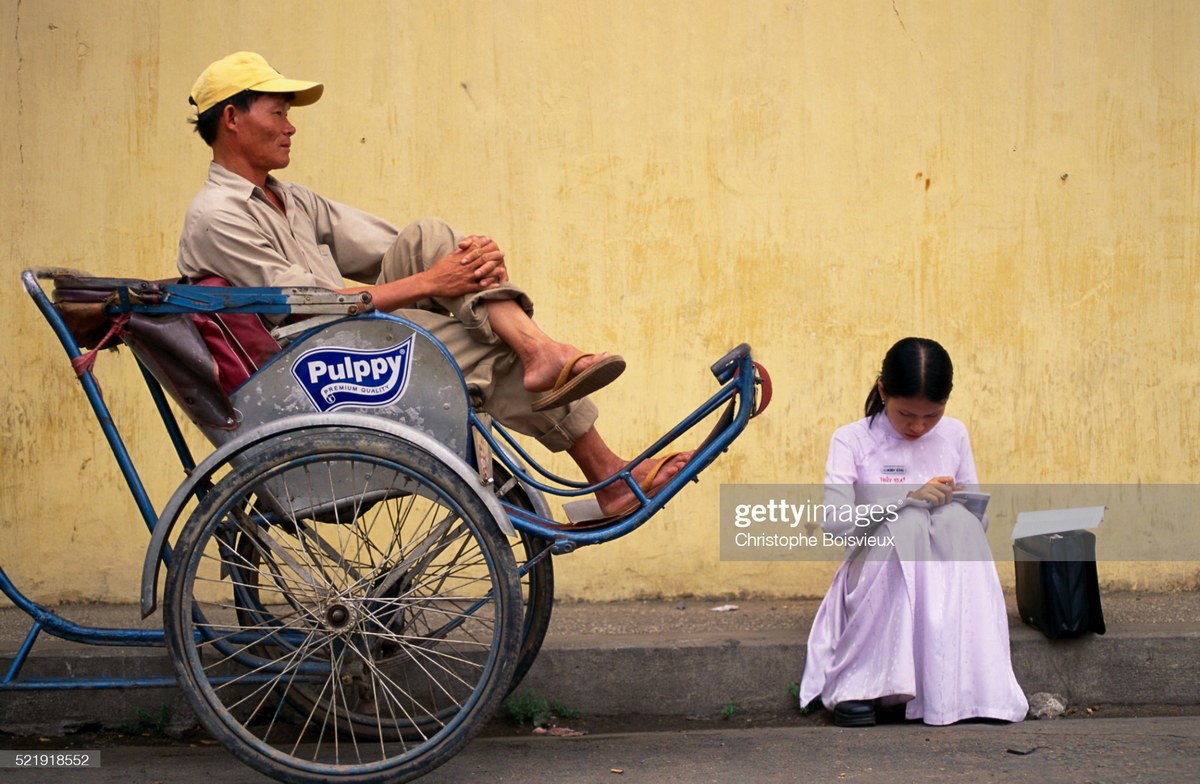 Nữ sinh ôn bài trên vỉa hè,  TP. HCM năm 1996. Ảnh: Christophe Boisvieux/Getty Images.