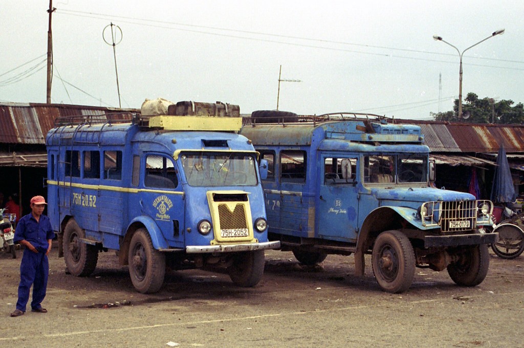 Một chiếc  xe buýt Renault Goélette (trái) tại bến xe ở Huế năm 1996. Dòng xe này ra mắt vào năm 1947 tại Pháp với mục đích vận chuyển hàng hóa cho quân đội nước này. Chúng xuất hiện ở miền Nam Việt Nam trong những năm 1960, chủ yếu phục vụ cho việc chở khách và hàng hóa.