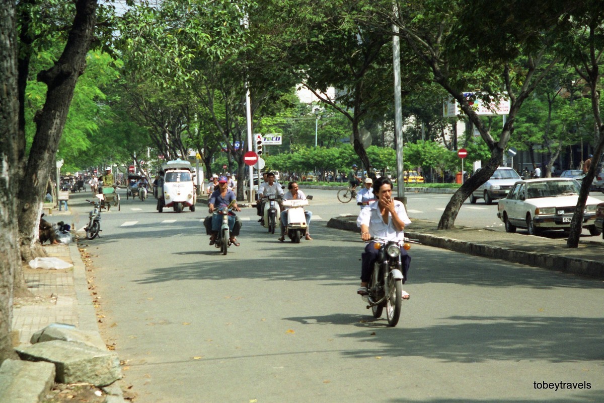 Trên đường Hàm Nghi,  TP. HCM năm 1996. Ảnh: Tobeytravels Flickr.