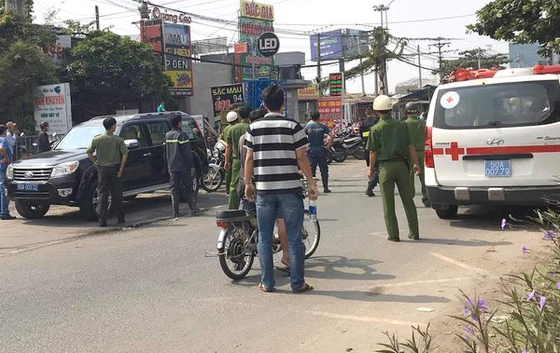  Công an nổ súng khống chế người đàn ông nghi ngáo đá đánh vợ con: Khoảng 4h sáng 30/12, Nguyễn Bảo Long (26 tuổi, quê Trà Vinh) có biểu hiện  ngáo đá cầm dao đánh vợ là chị Trần Thị Hồng Hoa (27 tuổi) và con của mình tại nhà trọ trên đường Kha Vạn Cân, phường Hiệp Bình Chánh, quận Thủ Đức, phát hiện sự việc, người dân đã trình báo cơ quan chức năng.