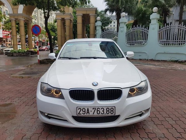 468 triệu đồng là mức giá mà chủ  xe sang BMW 320i cũ mang biển số Hà Nội vừa rao bán. Mức giá này được mang ra so sánh với những mẫu xe Kia Morning S, Hyundai i10 sedan phiên bản 1.2 AT mua mới hiện nay.