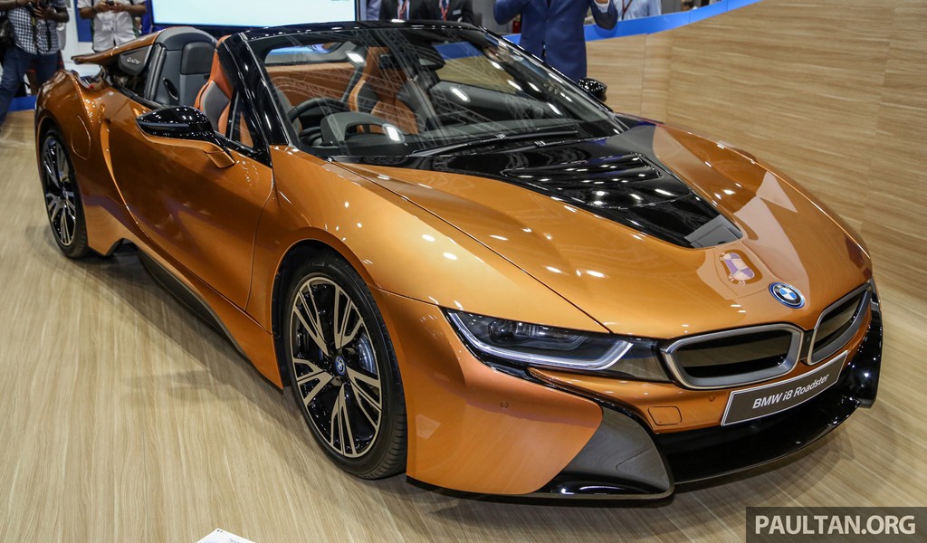 Mới đây, mẫu  BMW i8 Roadster mui trần tiếp tục được BMW phân phối tại Malaysia với giá 1,5 triệu ringgit (khoảng 8,5 tỷ đồng). So với phiên bản Coupe từng được bán tại Malaysia, BMW i8 Roadster có giá cao hơn 100.000 ringgit. Mức giá trên đã bao gồm thuế bán hàng và mức giá mới cũng như bao hành 5 năm không giới hạn số dặm, 5 năm miễn phí dịch vụ và 2 năm bảo hành lốp.