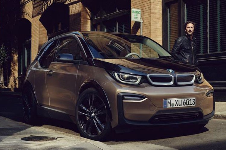  Xe ôtô điện BMW i3 là một trong những mẫu xe cỡ nhỏ bán chạy nhất thị trường thế giới hiện nay. Phiên bản mới nhất 2019 vừa ra mắt hứa hẹn sẽ gây sốt đối với nhóm đối tượng khách hàng sống ở thành thị.