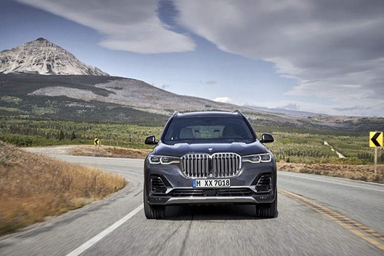  BMW X7 2019 mới - mẫu SUV hạng sang cỡ lớn của Đức đã chính lộ diện và dự kiến sẽ được hãng xe Đức bán ra vào quý I năm sau với giá khởi điểm từ 73.900 USD (khoảng hơn 1,72 tỷ) cho phiên bản xDrive40i. Trong khi đó phiên bản xDrive50i có giá từ 92.600 USD.