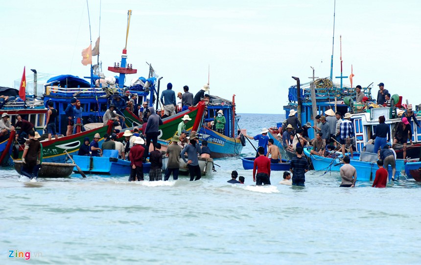 Vùng biển Bình Châu (huyện Bình Sơn), nơi ngư dân cùng cơ quan chức năng phát hiện nhiều  tàu chở cổ vật chìm dưới đáy. Liên tục những năm 2012-2013, hàng trăm ngư dân làng chài Bình Châu đưa tàu, máy hút cát đổ xô ra biển trục vớt cổ vật trái phép. Ông Ngô Khối (ngụ xã Bình Châu) nhớ lại hơn 20 năm trước, trong lúc lặn hải sản, nhiều ngư dân lần đầu tiên phát hiện con tàu gỗ chứa nhiều cổ vật chìm dưới nước ở khu vực Hòn Nhàn cách bờ khoảng 150 m. Sau đó, họ lần lượt phát hiện tiếp tàu cổ chìm dưới rạn san hô ở Hòn Khô, đều ở vùng biển Bình Châu cách bờ khoảng 10 m.