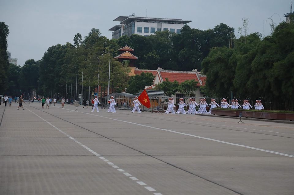 5h45 ngày 6/10, Tiêu binh Đoàn 275, Bộ Tư lệnh Lăng Chủ tịch Hồ Chí Minh thực hiện nghi lễ treo băng tang lên lá Quốc kỳ tại quảng trường Ba Đình, trước Lăng Chủ tịch Hồ Chí Minh ở Hà Nội.