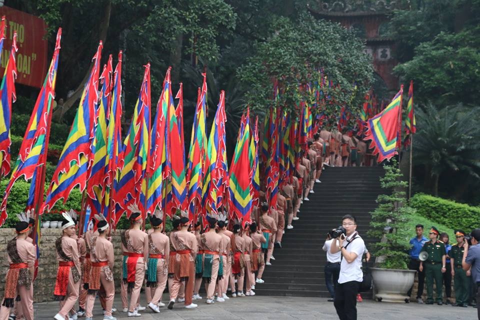 Sáng ngày 10/3, tại núi thiêng Nghĩa Lĩnh, khu Di tích lịch sử đền Hùng (TP Việt Trì, tỉnh Phú Thọ) đã diễn ra  lễ hội đền Hùng - Giỗ tổ Hùng Vương. Thủ tướng Nguyễn Xuân Phúc cùng lãnh đạo các bộ, ban ngành Trung ương, địa phương và nhân dân cả nước đã thực hiện nghi lễ dâng hương với sự tôn kính và ngưỡng vọng.