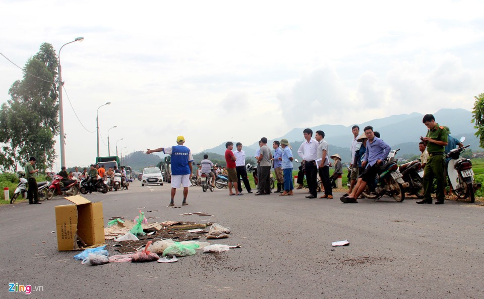 Chiều 18/7, hàng trăm người dân thôn Đông Hạ (xã Nam Sơn, huyện Sóc Sơn, Hà Nội) mang túi đựng ruồi chết bẫy được tại nhà ra đặt giữa đường chặn không cho các  xe chở rác, xe vệ sinh môi trường vào bãi tập kết Nam Sơn.