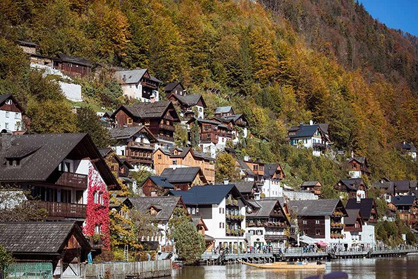 Bộ ảnh thiên nhiên ở  ngôi làng đẹp nhất nước Áo mang tên Hallstatt (thuộc vùng Salzkammergut) của chàng nhiếp ảnh Ngô Quang Ninh (đang làm việc tại Pháp) khiến dân mạng không khỏi 'cuồng chân' bởi vẻ đẹp hệt như trong tranh này.