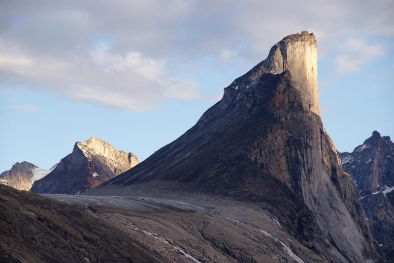  Đỉnh núi dốc nhất thế giới: Núi Thor ở Nunavut (Canada) cao 1.674 m và có vách đá thẳng đứng dẫn tới đỉnh, tạo góc dốc 105 độ. Đây là điểm đến nổi tiếng trong giới mê leo núi. Nếu việc leo lên đỉnh quá sức của mình, bạn có thể đến đây cắm trại và chiêm ngưỡng khung cảnh hùng vĩ. Ảnh: Allisterhain.