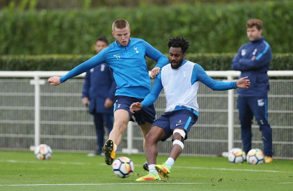 M.U trải thảm đỏ đón Danny Rose: Theo thông tin chuyển nhượng bóng đá mới nhất từ báo giới Anh, Danny Rose mới đây đã bị gạt ra khỏi quyển lịch bìa của Tottenham năm 2018, làm dấy lên khả năng anh sẽ sớm rời đội bóng thành London. Trong khi đó, Mourinho vẫn chưa thể giải quyết vấn đề bên hành lang cánh trái. Ông thường luân phiên các cầu thủ không phải đá biên thuần túy như Ashley Young, Blind hay Darmian, trong khi Luke Shaw phong độ kém cỏi. Ảnh: Mirror