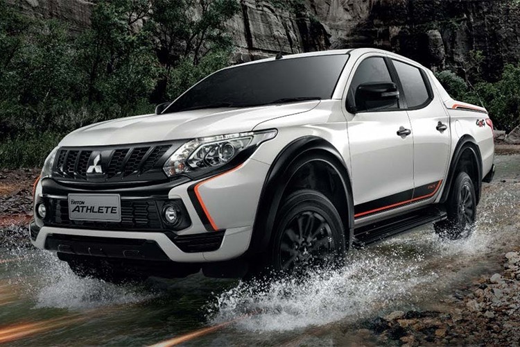 Sau những thị trường Đông Nam Á như Thái Lan và Malaysia, mẫu xe bán tải  Mitsubishi Triton Athlete 2018 đã chính thức cập bến Việt Nam với hai phiên bản là 4x2 AT và 4x4 AT. Đây thực chất là phiên bản thể thao và khỏe khoắn hơn của dòng xe bán tải Mitsubishi Triton quen thuộc.