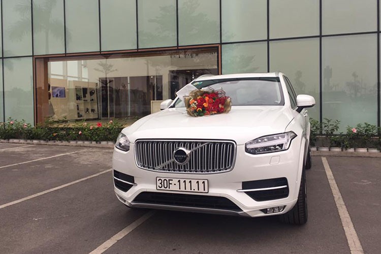 Một chiếc SUV hạng sang Volvo XC90 tại Hà Nội đã gây xôn xao cư dân mạng cũng như những người mê xe khi được mang trên mình biển số cực đẹp "ngũ quý 1". Theo chia sẻ của một nhân viên bán hàng Volvo, chiếc  xe sang Volvo XC90 này được bấm biển hoàn toàn ngẫu nhiên và người chủ xe đã may mắn trúng được chiếc biển số siêu đẹp này.