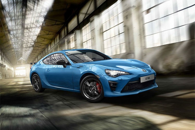 Mẫu  xe thể thao Toyota GT86 Club Series Blue Edition sở hữu màu sơn xanh độc quyền, đánh dấu dấu dòng sản phẩm đặc biệt của hãng. Phiên bản đặc biệt màu xanh này là sự bổ sung mới nhất trong gia đình Toyota 86, phiên bản màu cam cũng đã được bán chỉ vài tuần trước ở Anh.