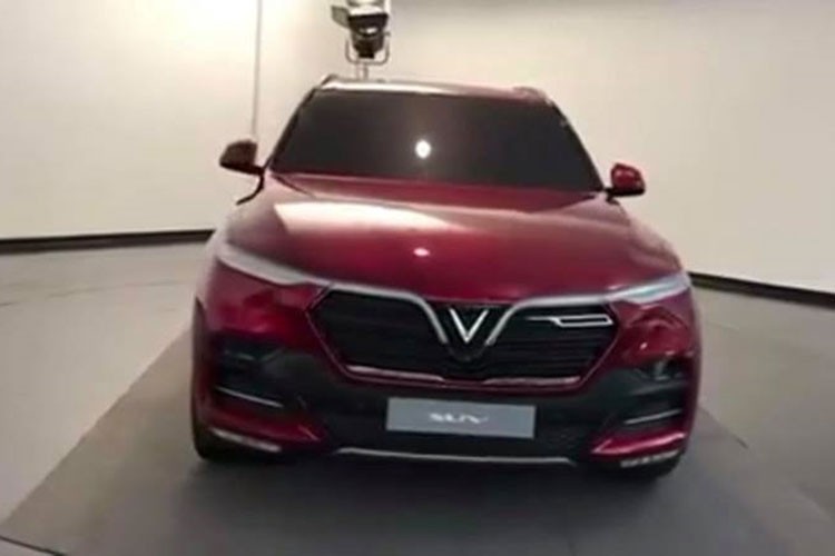 Vào ngày 16/6, hai đoạn video được cho là mẫu sedan và SUV mới của Vinfast đã xuất hiện trên mạng xã hội. Tuy chất lượng video không được tốt, nhưng người xem vẫn có thể nhận ra những đường nét tương đồng với hai mẫu  xe ôtô của Vinfast mới được công bố.