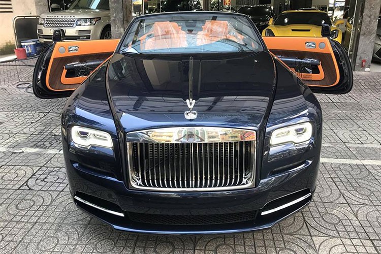 Chiếc  siêu xe sang Rolls-Royce Dawn mui trần chỉ có duy nhất 1 chiếc được đưa về Việt Nam vào năm 2016, mới đây đã được công ty nhập khẩu tư nhân xe sang có tiếng tại quận 5, TP HCM cho lên xe chuyên dụng để bàn giao cho khách hàng sau khoảng 2 năm chờ khách.