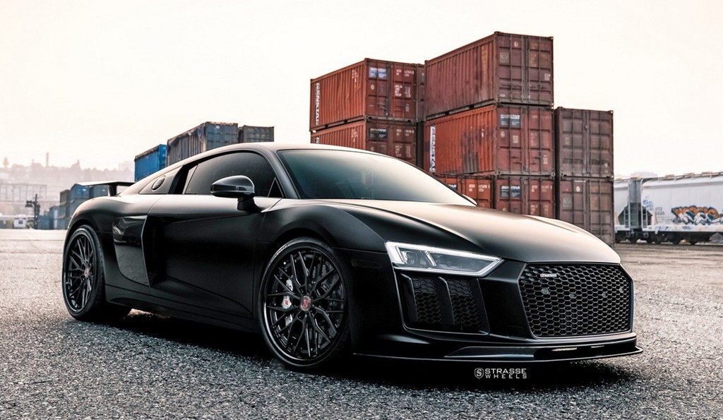  Siêu xe Audi R8 V10 Plus và Lamborghini Huracan tuy ngồi cùng mâm nhưng lại hướng tới đối tượng khách hàng khác nhau.Trong khi Huracan dành cho người yêu thích phong cách sành điệu đẳng cấp, hiệu suất vượt trội và hệ thống xả hầm hố, Audi R8 hướng tới sự tinh tế và được xem như cách khẳng định bản thân.