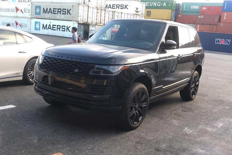 Sau những chiếc SUV hạng sang  Range Rover HSE đời 2018 với màu đỏ nho và màu sơn trắng cập bến trước đó, một công ty nhập khẩu tư nhân tại Hà thành vừa "khui công" một chiếc thuộc phiên bản Black Design được cho đầu tiên cập bến thị trường Việt Nam theo dạng nhập khẩu tư nhân. 