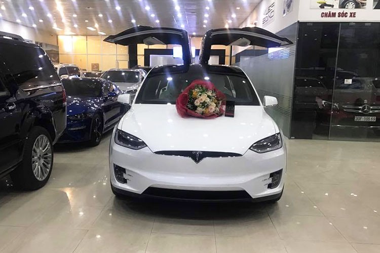 Thông tin về việc một chiếc  xe ôtô điện Tesla Model X màu trắng phiên bản cao cấp nhất P100D cập bến Việt Nam gần đây đã gây xôn xao trên mạng xã hội. Sau quá trình "khui công" tại cảng, chiếc Tesla Model X P100D này đã được vận chuyển về một showroom công ty nhập khẩu tư nhân Hà Nội vào cuối tuần vừa qua.