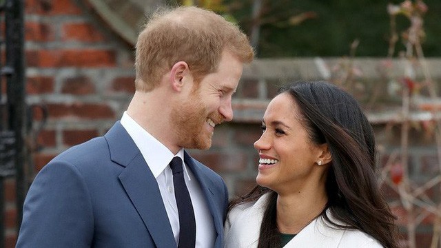 Chỉ còn vài giờ đồng hồ nữa thôi,  Hoàng tử Harry và Meghan Markle chính thức nên vợ nên chồng. Cả hai đã yêu nhau từ tháng 7/2016 sau một cuộc gặp gỡ do một người bạn thân sắp xếp. Hoàng tử cho biết, ngay khi gặp Meghan, anh đã trúng tiếng sét ái tình. Kể từ đó, tình cảm của họ bắt đầu lớn dần hơn, tiến triển nhanh đến bất ngờ.