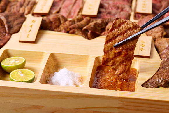  Thịt bò Wagyu được xem là loại cực phẩm của người Nhật. Mỗi hộp cơm được nhồi kín thịt bò Wagyu như thế này có giá 300 USD (gần 70 triệu đồng), tương đương với chiếc SH. Ảnh: Sora News.