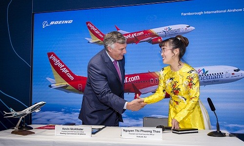 Tại triển lãm hàng không thế giới Farnborough Airshow 2018 (Anh) Hãng hàng không Vietjet và Tập đoàn chế tạo máy bay Boeing (Mỹ) đã ký hợp đồng 100 máy bay B737 MAX trị giá 12,7 tỷ USD. Ảnh: Vietjetair.