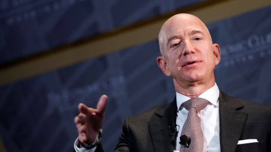 Theo danh sách Forbes 400,  tỷ phú Jeff Bezos - Giám đốc điều hành của Amazon đã vượt qua Bill Gates trở thành người giàu nhất nước Mỹ với tài sản 160 tỷ USD.