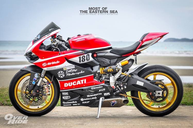 Được coi là phiên bản "giá rẻ" của superbike 1199 Panigale, mẫu superbike  Ducati 899 Panigale có thiết kế gần như y hệt, với một số khác biệt như sử dụng gắp đôi thay vì gắp đơn, động cơ nhỏ hơn và một số phụ tùng ít cao cấp hơn. Với giá bán rẻ hơn tương đối, 899 Panigale được rất nhiều biker ưa chuộng.