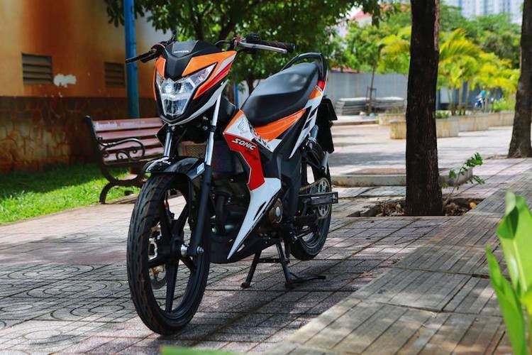 Bên cạnh Suzuki Raider 150, mẫu  xe máy Honda Sonic 150R là một trong 2 mẫu xe với kiểu dáng hyper underbone và dung tích 150 cc duy nhất trên thị trường hiện nay. Được nhập vào Việt Nam từ Indonesia với mức giá hơn 90 triệu đồng, tuy nhiên dòng xe này liên tục được dân chơi Việt độ lại với các bản độ độc đáo, bắt mắt.