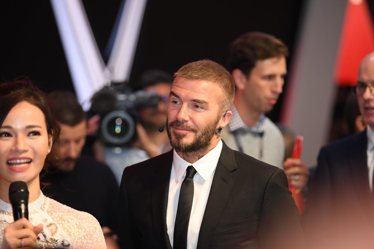 Thông tin cựu danh thủ David Beckham là khách mời đặc biệt tại buổi  lễ ra mắt xe VinFast tại Paris Motor Show 2018 ngày 02/10 được giữ kín cho đến phút chót. Anh xuất hiện tại sự kiện trong bộ vest đen vô cùng lịch lãm, thu hút sự chú ý của truyền thông cả trong nước và quốc tế.