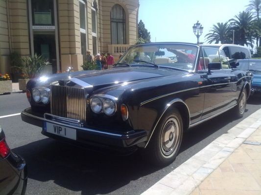 VIP 1 (Anh): Đây là  biển số xe đẹp của chiếc siêu xe Rolls Royce Corniche IV Convertible màu xanh của tỷ phú người Nga kiêm chủ sở hữu câu lạc bộ bóng đá Chelsea Roman Abramovic. Theo The Richest, tỷ phú Roman đã mua biển số VIP , từng được Giáo hoàng John Paul II sử dụng năm 1979 trong một cuộc đấu giá ở Anh năm 2006 với giá 306.603 USD (tương đương 7 tỷ đồng).