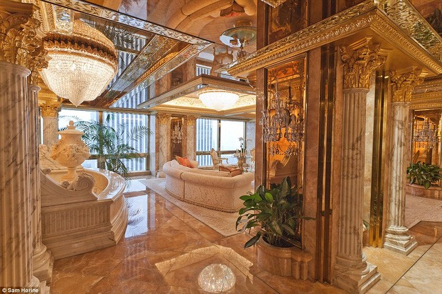 1. Penthouse của Tổng thống Mỹ Donald Trump Được thiết kế mô phỏng kiến trúc của lâu đài Versailes, Pháp, căn hộ của Trump nằm trên tầng 66 của toà nhà cùng tên với sàn đá hoa, cột đá bố trí quanh căn phòng. Đa số các đồ dùng bên trong căn phòng này đều được mạ vàng 24k. Thậm chí một số hoạ tiết trang trí trần nhà cũng được mạ vàng. Bên trong phòng khách có thể thấy rất nhiều tác phẩm nghệ thuật cổ điển có giá trị cao. Trên bàn là cuốn sách về Muhammad Ali có giá tới 15.000 USD.