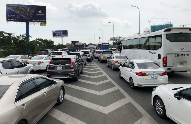 Đến gần 12h trưa nay (29/4), giao thông trên cao tốc TPHCM - Long Thành - Dầu Giây và các tuyến đường dẫn vào cao tốc như xa lộ Hà Nội, Mai Chí Thọ, Đồng Văn Cống... mới dần trở lại bình thường.