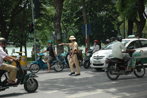 Chưa nên quy định nổ súng trực tiếp vào người vi phạm