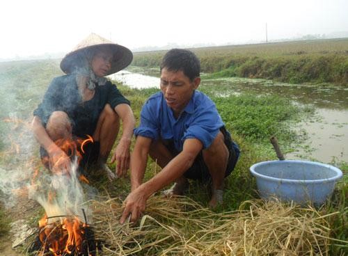 Đắng lòng chồng động kinh dắt vợ mù mò ốc mưu sinh