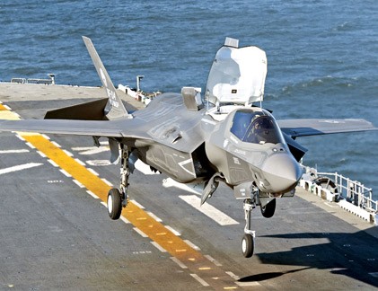 Xem F-35B hạ cánh thẳng đứng trong đêm 